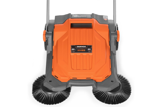 Достигается благодаря широкому захвату щеток, эффективной системе сбора мусора, а также отличной маневренности и удобству управления.